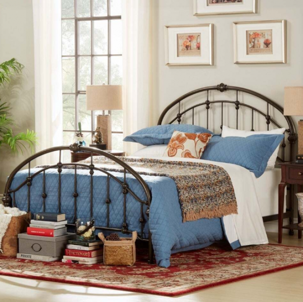 Tempat Tidur dengan Kepala Besi Logam